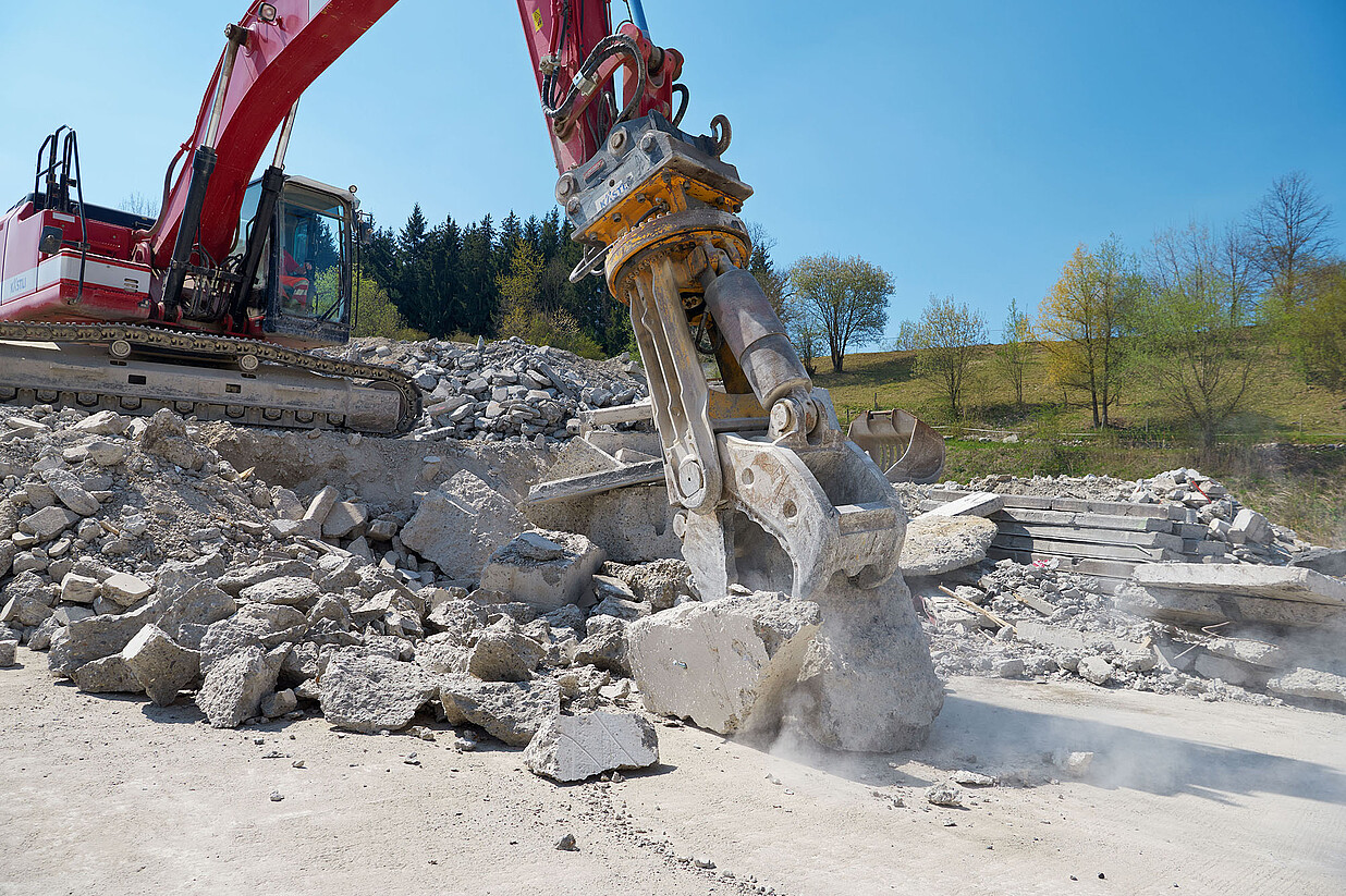 Bauabfälle werden zerkleinert für die Wiederverwertung