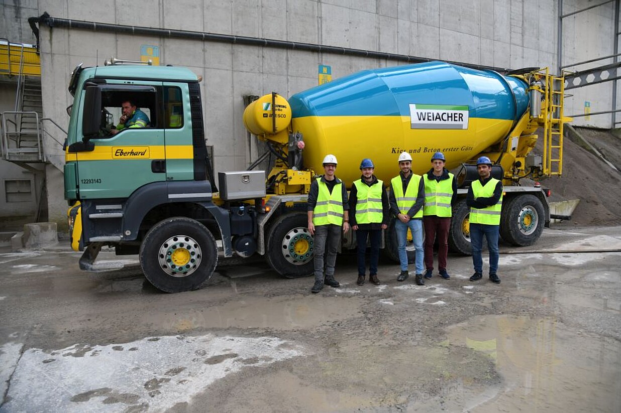 Gruppenfoto vor dem Fahrmischer